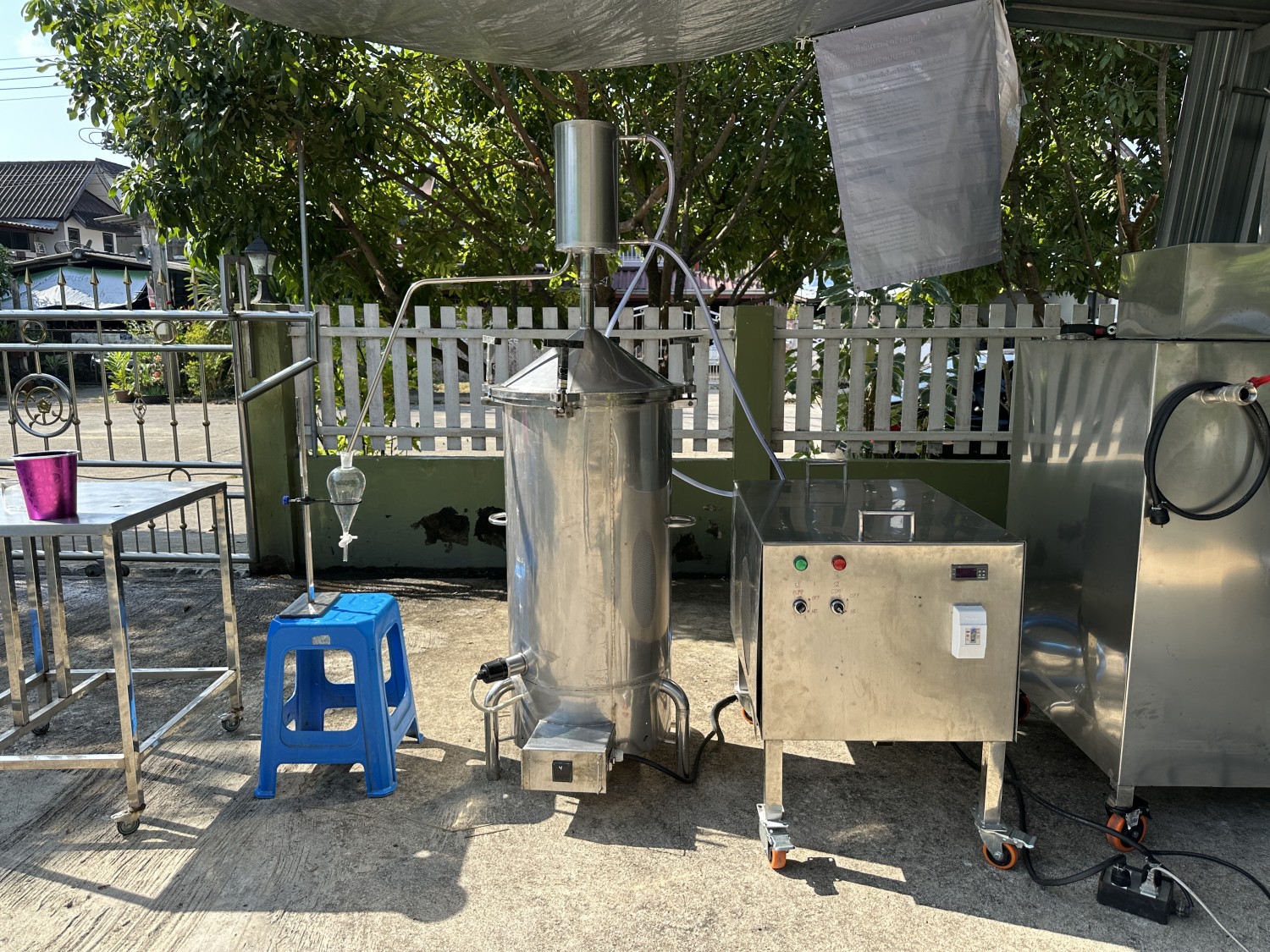 ระบบสกัดน้ำมันหอมระเหยสมุนไพรโดยใช้ชิลเลอร์ในระบบการควบแน่น