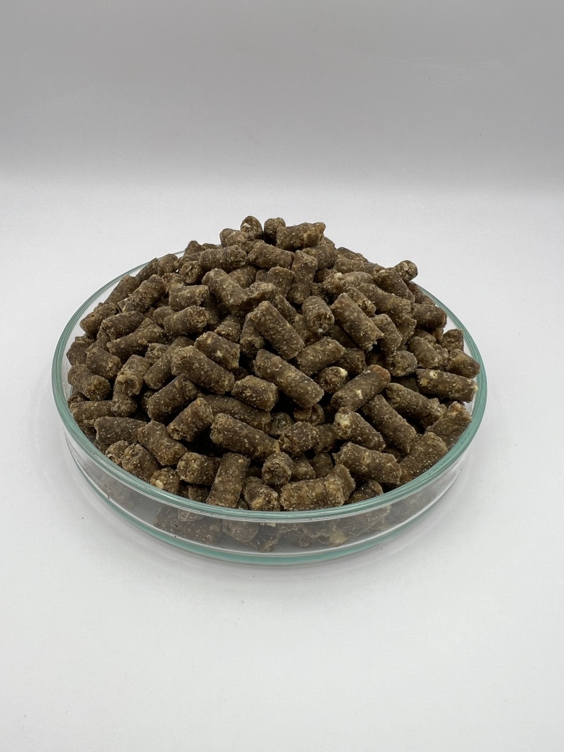 สูตรอาหารอัดเม็ดสำหรับสัตว์เคี้ยวเอื้องที่ผลิตจากเมล็ดยางพารา 