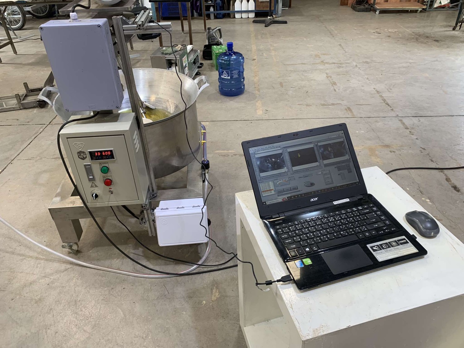 เครื่องกวนทอดด้วยระบบควบคุมอุณหภูมิและระบบตรวจจับสี