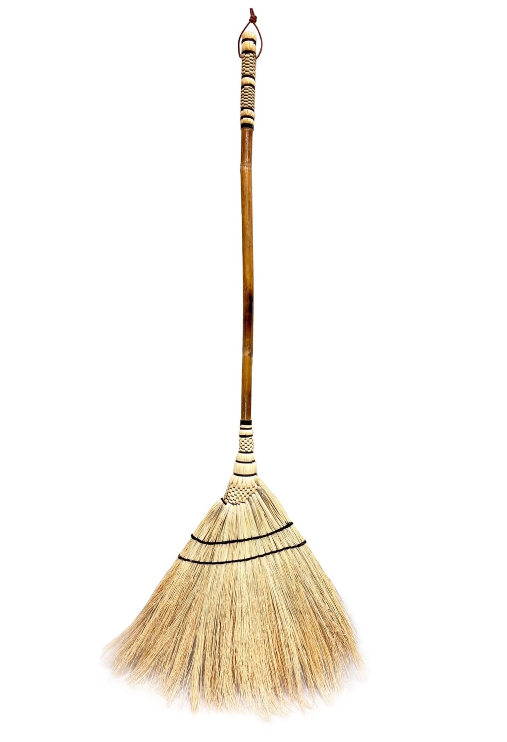 เทคโนโลยีการผลิตไม้กวาดข้าวฟ่างมาตรฐานแบบเฉียง ออกแบบเหมาะกับสรีระศาสตร์ผู้ใช้งาน 