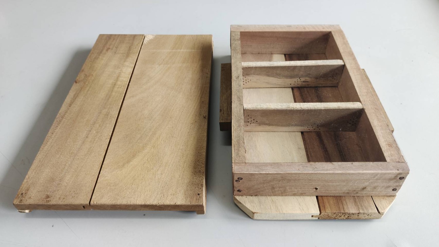 กล่องเลี้ยงชันโรงสายพันธุ์ขนเงิน แบบ 3 ช่อง