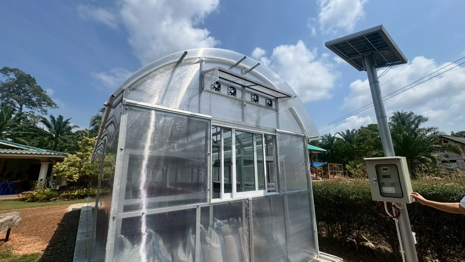 เทคโนโลยีตู้อบพลังงานแสงอาทิตย์ร่วมกับพลังงานไฟฟ้า