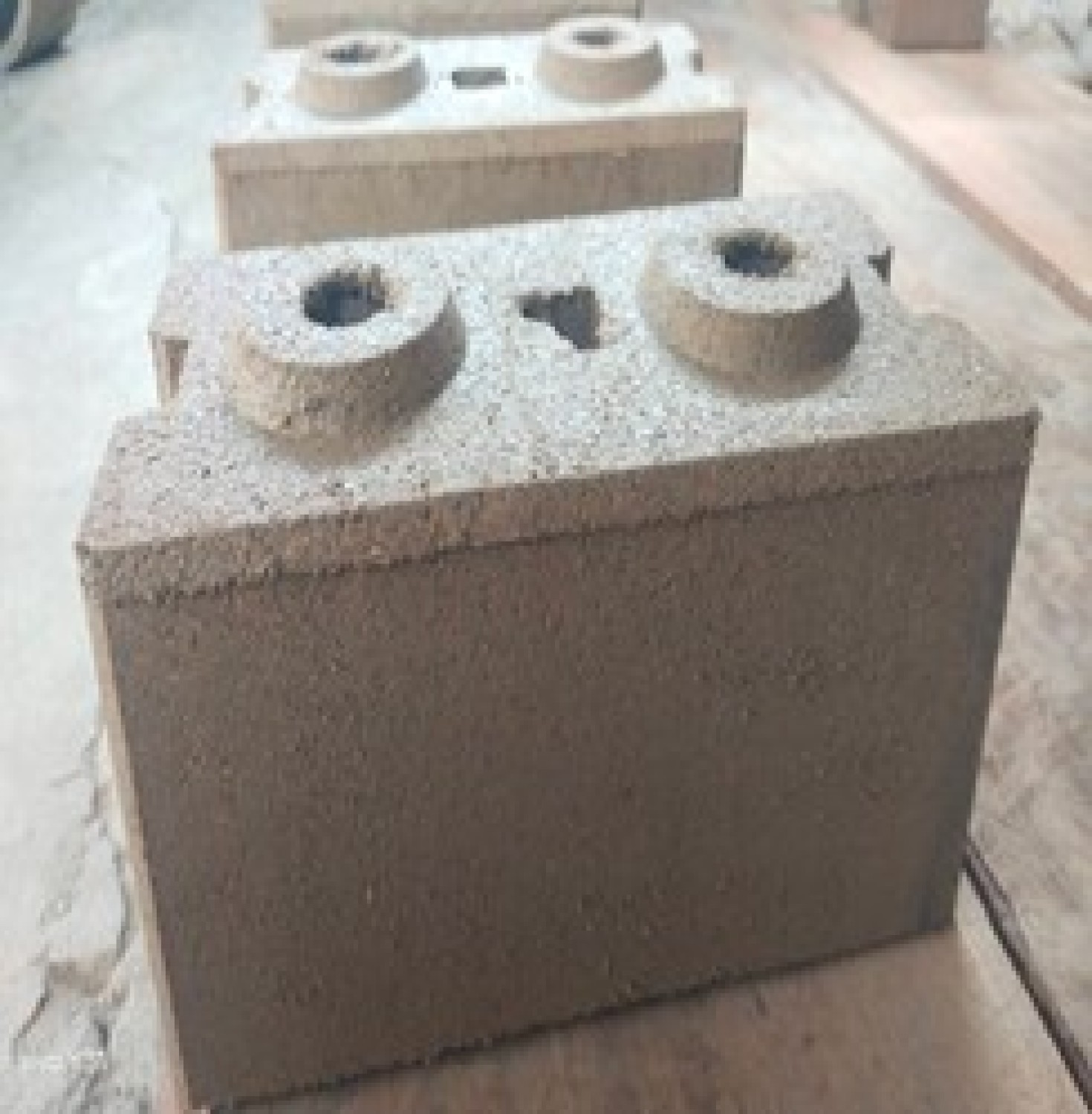 อิฐบล็อกประสานจากไบโอมาสที่เป็นผลิตภัณฑ์พลอยได้ของโรงงานผลิตกรดแลคติกธรรมชาติ