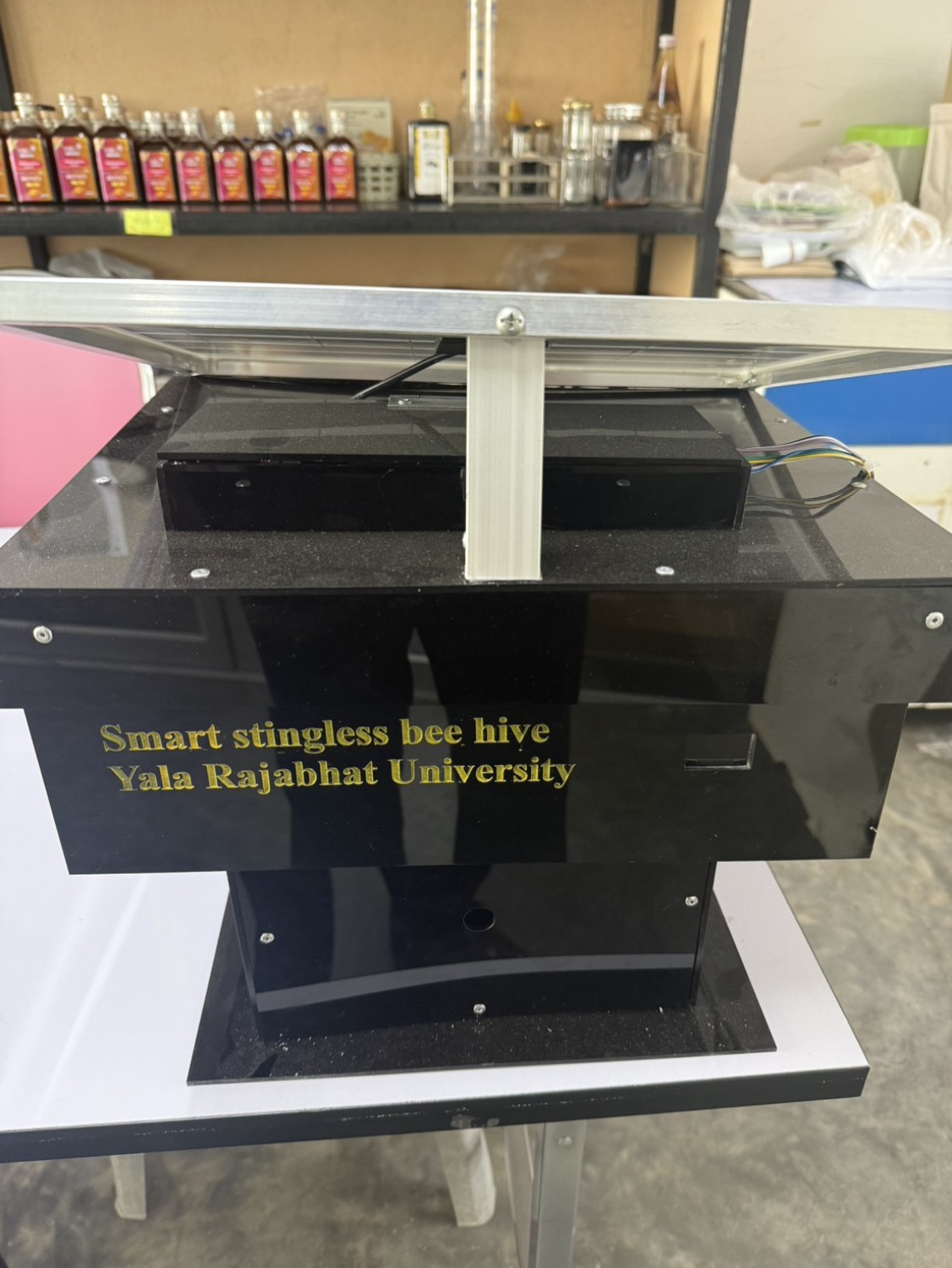 นวัตกรรมรังเลี้ยงผึ้ง 2 ชั้น (Smart hive) 