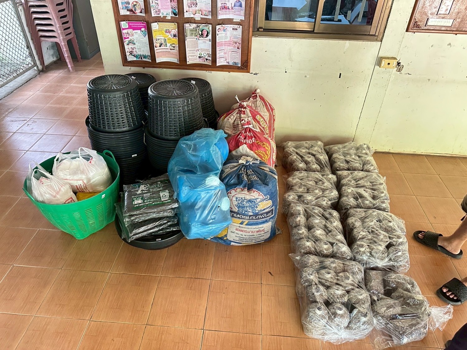 นวัตกรรมการเพิ่มผลผลิตเห็ดเพื่อการค้า สู่การสร้างโมเดลธุรกิจ และการสร้างแบรนด์ผลิตภัณฑ์ “ข้าวรักษ์โลก” (Mushroom Productivity Innovation for Commercialization and Eco-Rice Branding Model)