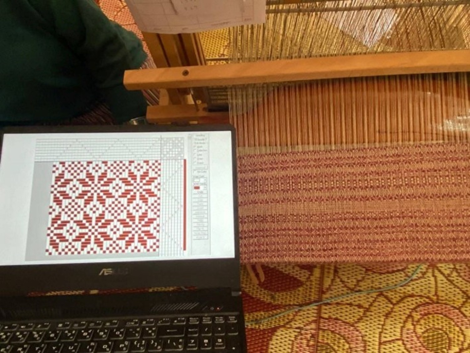 โปรแกรมออกแบบลายผ้าสำหรับกี่ทอผ้ากึ่งอัตโนมัติ