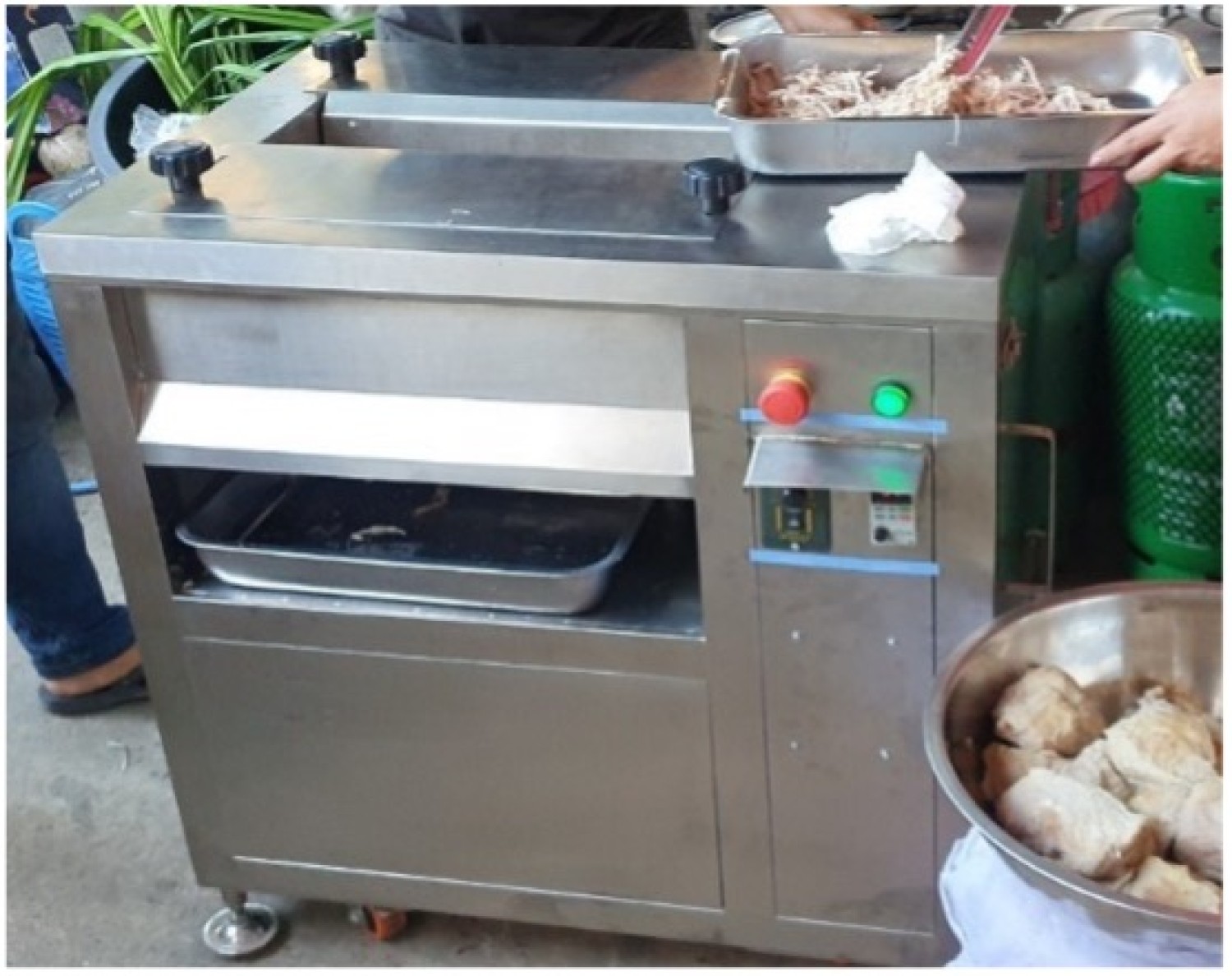 เครื่องฉีกเนื้อสัตว์เป็นฝอย