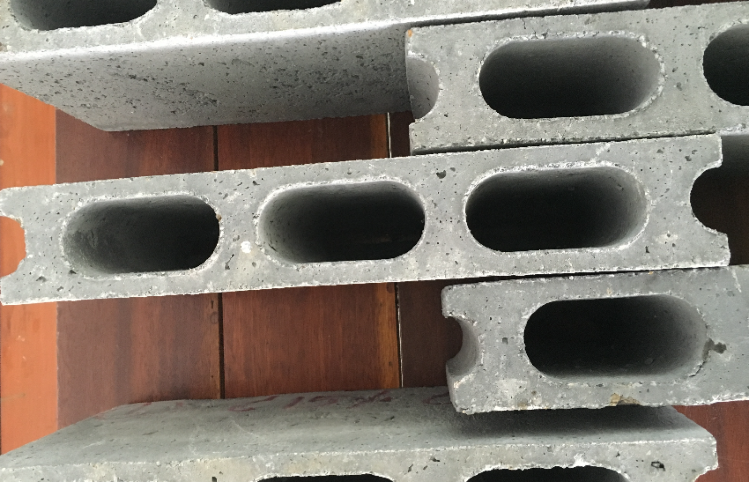 อิฐบล็อกดินซีเมนต์ผสมเส้นใยหญ้าแฝก