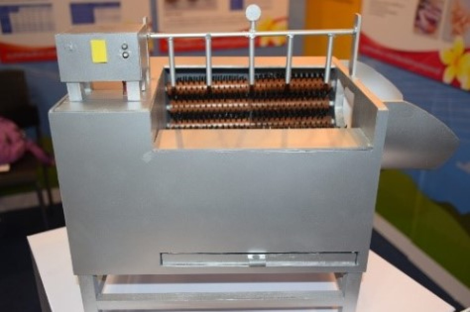 เครื่องล้างหัวส่วนของลำต้นหรือรากใต้ดินของพืชมีหัว โดยใช้แรงดันน้ำ