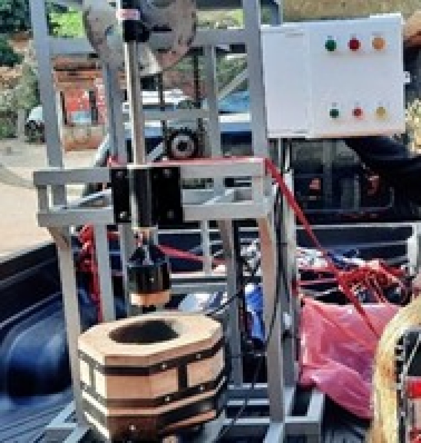 เครื่องต้นแบบสำหรับการเพิ่มประสิทธิภาพการเตรียมเส้นใยกัญชง ด้วยอุปกรณ์ตำเส้นใย 