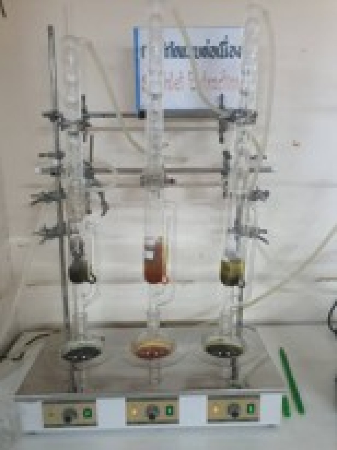 การสกัดด้วยเทคนิค Soxhlet extraction เพื่อเตรียมนำไปตรวจวิเคราะห์ปริมาณสารสำคัญ