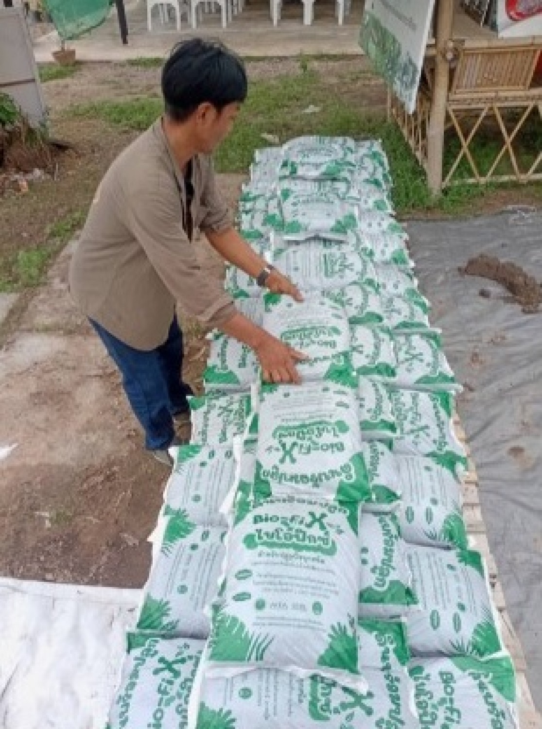 กรรมวิธีการผลิตถ่านชีวภาพจากเศษวัสดุเหลือใช้ทางการเกษตรผ่านกระบวนการดูดซับด้วยสารคีเลตธรรมชาติ